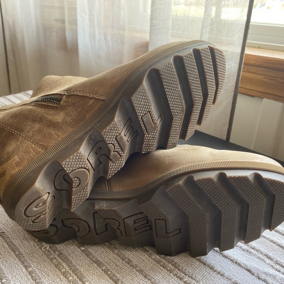 EUC SOREL sz 8 wedge booties with zipper, water-resistant leather. - Picture 6 of 6